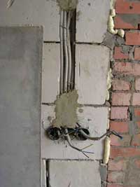 Электрический кабель в нише стены