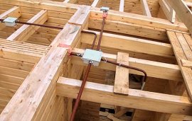 При установке скрытой проводки в деревянных домах много важных нюансов. Например, не допускается прямой контакт рукава (гофры) с древесиной, нельзя устанавливать скрытые распредкоробки и т.п.